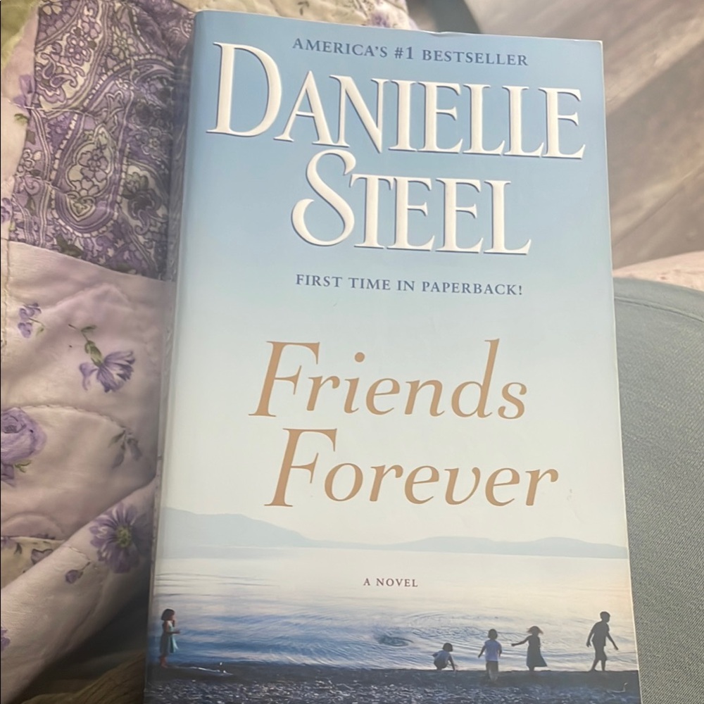 Friends Forever by Danielle Steel Paperback